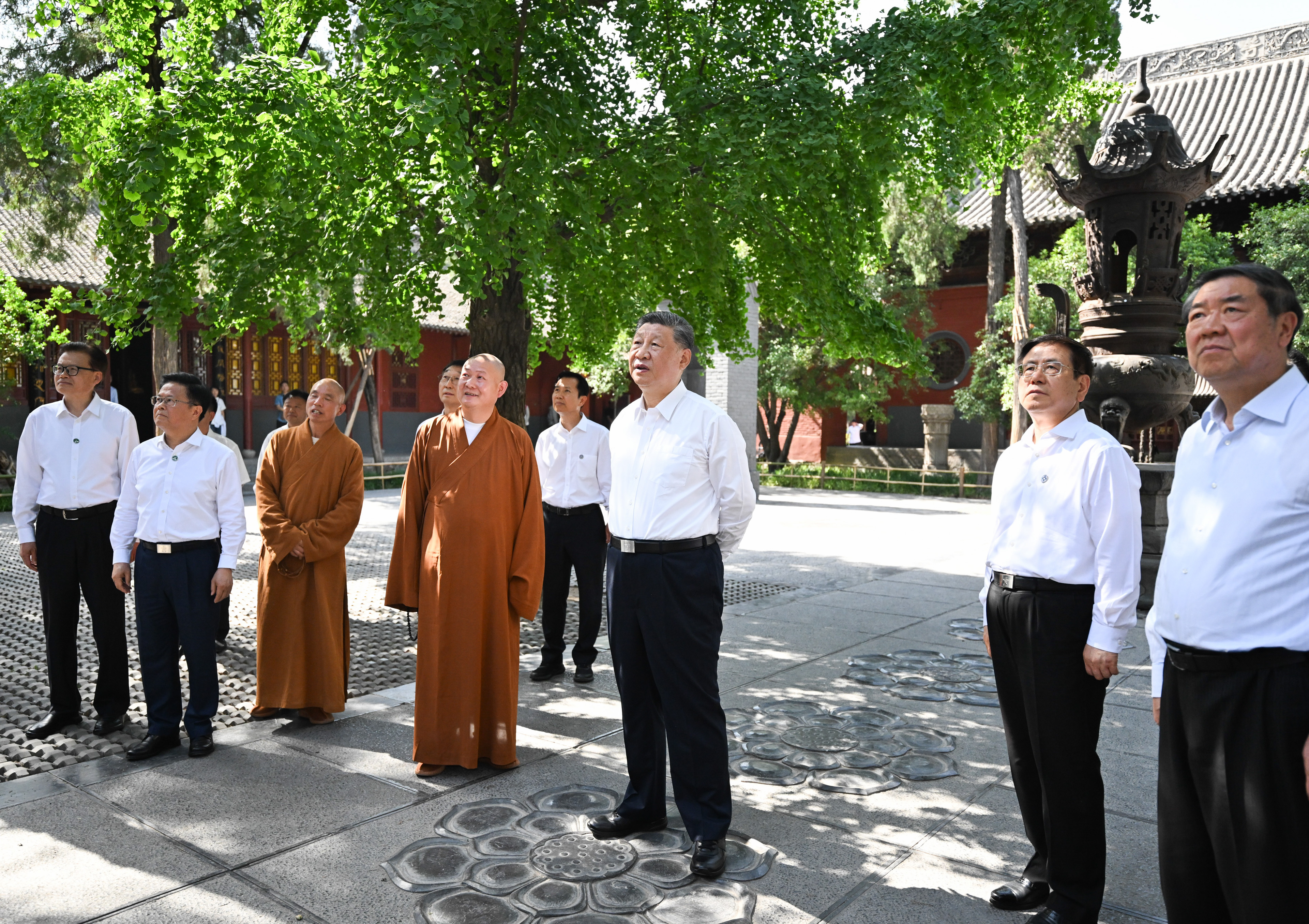 5月19日至20日，中共中央总书记、国家主席、中央军委主席习近平在河南考察。这是19日下午，习近平在洛阳白马寺考察。新华社记者 燕雁 摄
